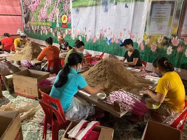 Những ngày này, từ người trẻ đến các cụ già trong làng đều tất bật với nghề. Người thợ dùng bàn gỗ nhỏ để se khối nguyên liệu thành những cây hương nhỏ. Thợ làm hương trầm trải dải giấy bản dài 50cm hoặc 1m lên bàn, đặt chân hương vào giữa rồi rải bột hương lên mới cuốn. Tuy được se thủ công, nhưng những cây hương rất đều, tròn trịa, dẻo dai. Để cây hương khi thắp sẽ cháy đến tận chân, người làm phải rất kỹ lưỡng để hương không bị cháy nửa chừng, tàn hương uốn cong đẹp mắt.