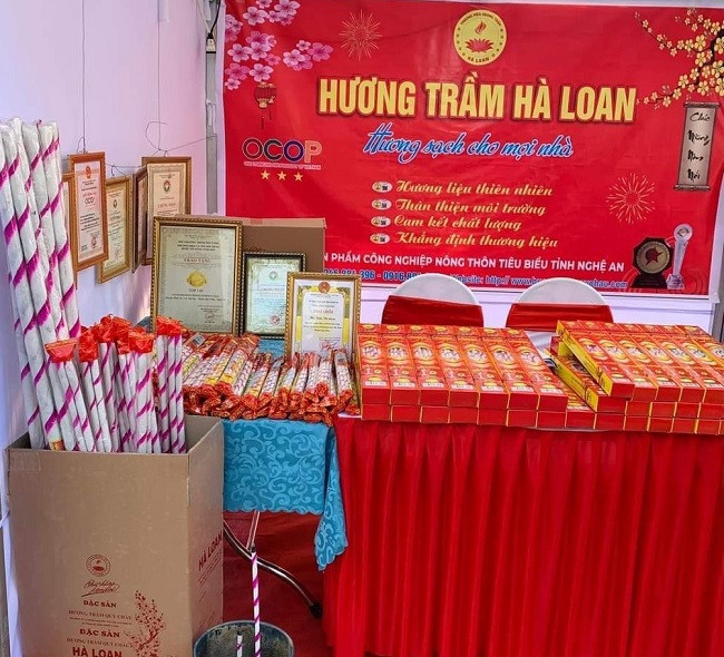 Ông Đậu Công Hà, chủ cơ sở sản xuất hương trầm Hà Loan (khối 2, thị trấn Tân Lạc, huyện Quỳ Châu) lớn nhất nhì ở Quỳ Châu, cho biết, 3 tháng cuối năm là thời điểm “nước rút” để các cơ sở sản xuất hương trầm hoàn thành các đơn hàng. Từ tháng 10 âm lịch, gia đình đã bắt đầu chuẩn bị sản xuất hương phục vụ mùa tết, tháng chạp là thời gian khách hàng đặt mua nhiều. Bình quân mỗi mùa tết, gia đình cung cấp cho thị trường khoảng 40 - 50 vạn que hương. Hương trầm của cơ sở Hà Loan, Bình Minh, Thiết Hợi (thị trấn Tân Lạc, huyện Quỳ Châu) lần lượt được công nhận đạt 3 sao OCOP của tỉnh Nghệ An.