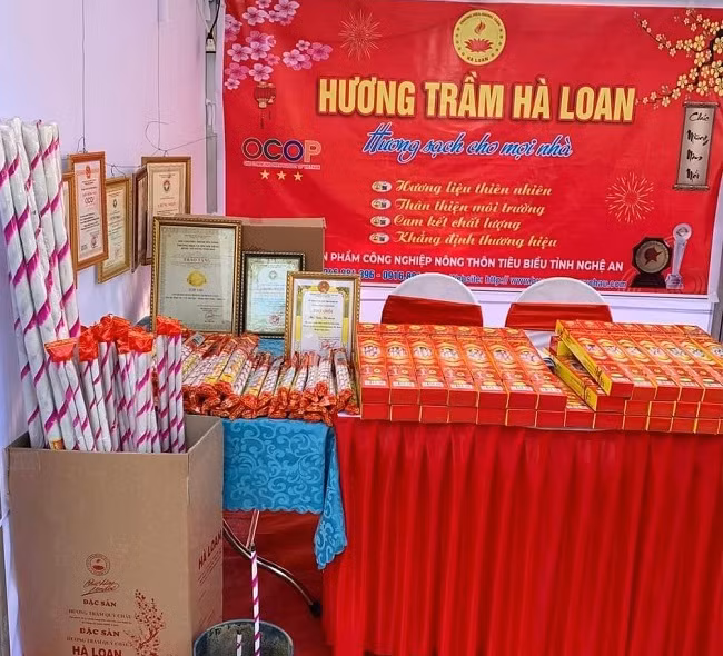 Ông Đậu Công Hà, chủ cơ sở sản xuất hương trầm Hà Loan (khối 2, thị trấn Tân Lạc, huyện Quỳ Châu) lớn nhất nhì ở Quỳ Châu, cho biết, 3 tháng cuối năm là thời điểm “nước rút” để các cơ sở sản xuất hương trầm hoàn thành các đơn hàng. Từ tháng 10 âm lịch, gia đình đã bắt đầu chuẩn bị sản xuất hương phục vụ mùa tết, tháng chạp là thời gian khách hàng đặt mua nhiều. Bình quân mỗi mùa tết, gia đình cung cấp cho thị trường khoảng 40 - 50 vạn que hương. Hương trầm của cơ sở Hà Loan, Bình Minh, Thiết Hợi (thị trấn Tân Lạc, huyện Quỳ Châu) lần lượt được công nhận đạt 3 sao OCOP của tỉnh Nghệ An.