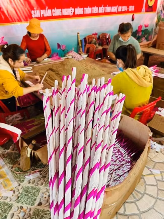 Huyện Quỳ Châu được xem là "thủ phủ" hương trầm tại Nghệ An. Nơi đây có 6 làng nghề hương trầm được công nhận bao gồm khối 1, khối 2, khối 3, khối Tân Hương 1, khối Tân Hương 2 tại thị trấn Tân Lạc và bản Hạnh Tiến, xã Châu Hạnh. Đi dọc các con đường quanh làng nghề hương trầm ở huyện Quỳ Châu (Nghệ An) chỉ một cơn gió nhẹ cũng đủ làm nức hương thơm của sản phẩm nổi tiếng miền Tây. Cái mùi hương đầm ấm, thú vị rất quen thuộc của ngày Tết.