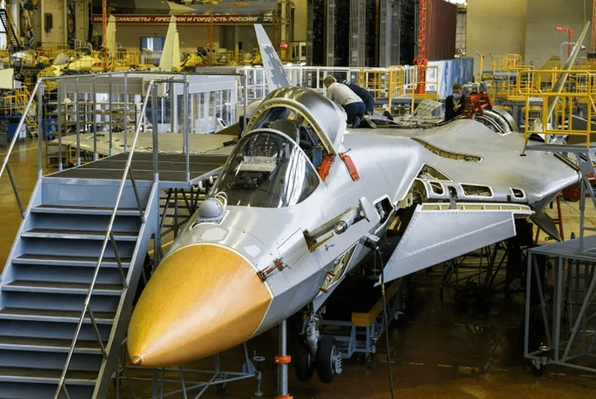 Lầu Năm Góc mới đây đã buộc phải đình chỉ việc sử dụng máy bay chiến đấu tàng hình F-35 Lightning II vì phát hiện các linh kiện do Trung Quốc sản xuất trong động cơ.