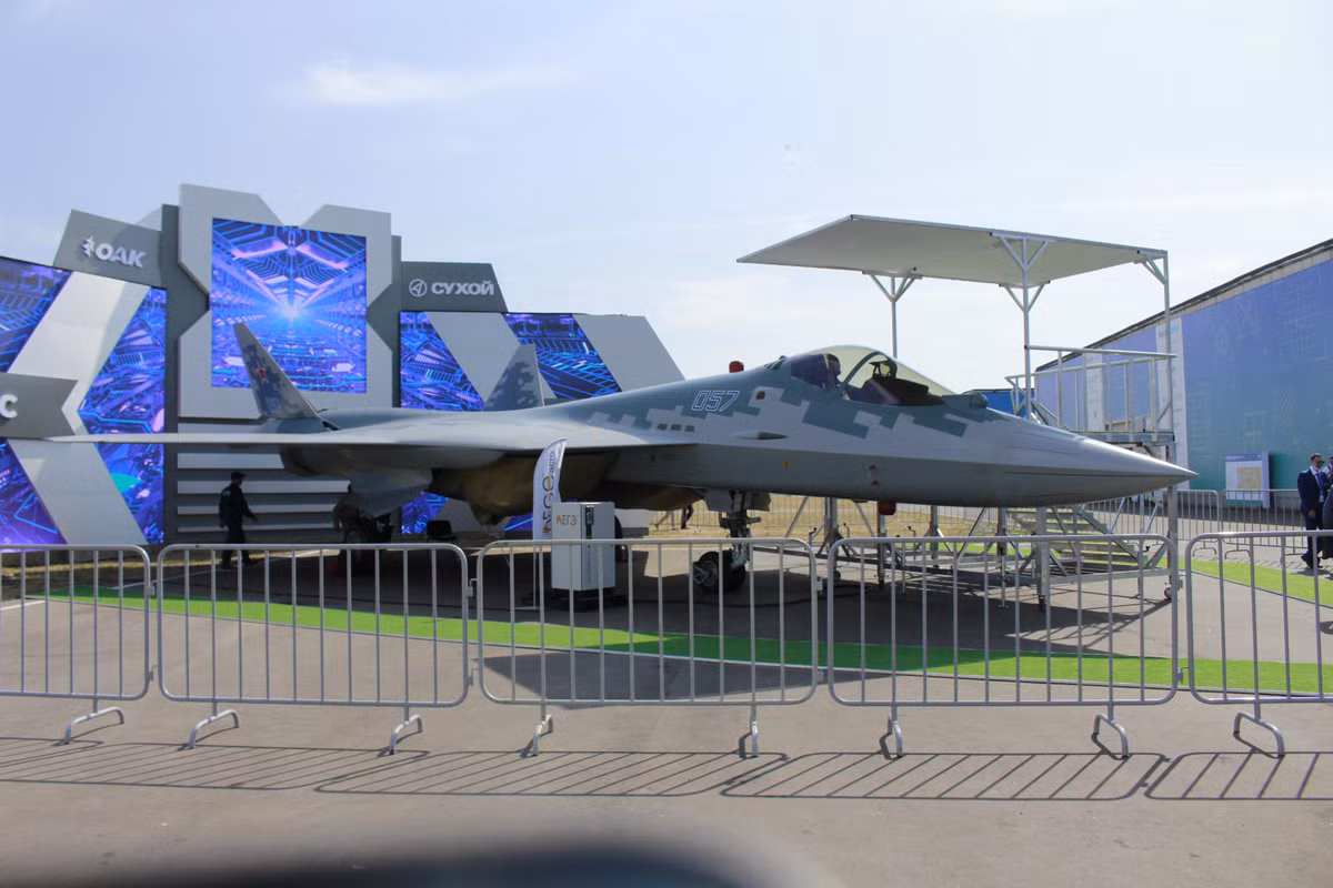 Nhà quan sát cho rằng, Su-57 có thể dễ dàng đánh bại F-35 trong không chiến nhờ khả năng siêu cơ động của nó. Tiêm kích Mỹ không đủ khả năng lặp lại những gì một máy bay của Nga có thể thực hiện.