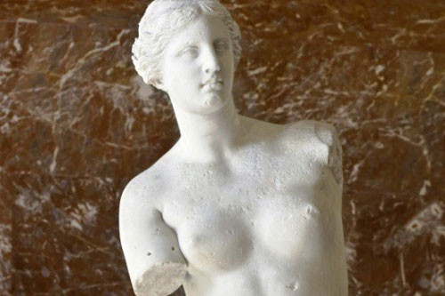  Tượng thần Vệ Nữ Milo là bức tượng thời cổ đại của người Hy Lạp, được chế tác bởi một nhà điêu khắc người La Mã. Người La Mã gọi tên bức tượng này là Venus (Vệ Nữ). Theo sách “Thần thoại Hy Lạp”, thần Vệ Nữ tượng trưng cho tình yêu và sắc đẹp của người Hy Lạp.