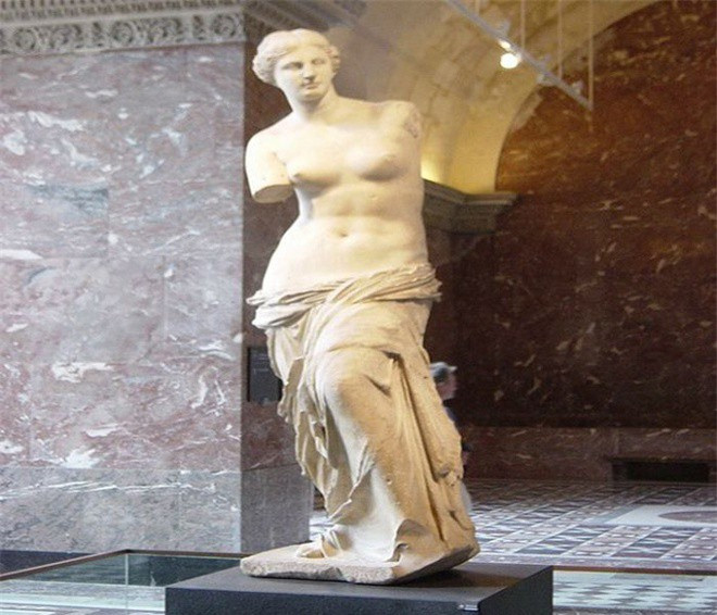 Sau khi cùng người nông dân tìm ra bức tượng, Voutier báo với cấp trên. Người Pháp đã mua lại tác phẩm nghệ thuật này với một khoản tiền nhỏ. Đến năm 1821, bức tượng được đưa đến Pháp dâng cho vua Louis XVIII.