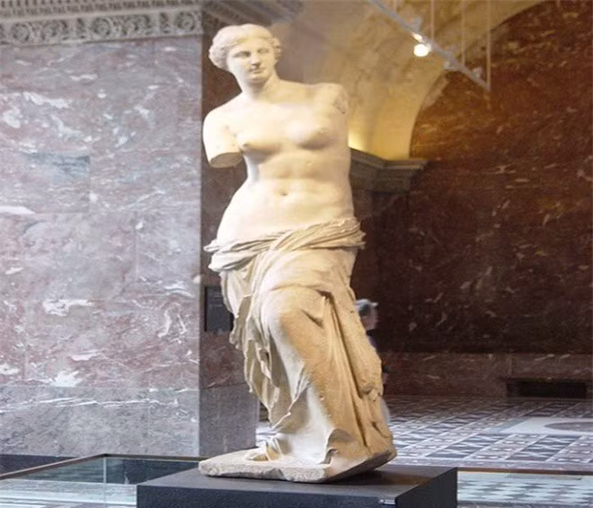 Sau khi cùng người nông dân tìm ra bức tượng, Voutier báo với cấp trên. Người Pháp đã mua lại tác phẩm nghệ thuật này với một khoản tiền nhỏ. Đến năm 1821, bức tượng được đưa đến Pháp dâng cho vua Louis XVIII.