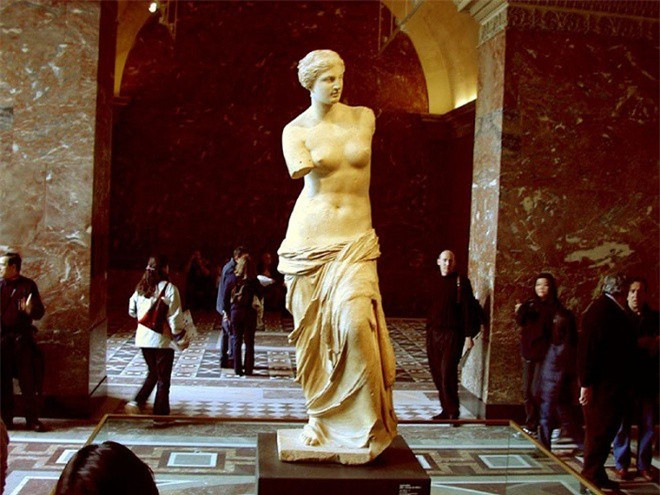 Tượng được điêu khắc trên chất liệu đá cẩm thạch, cao 203 cm từ đỉnh đầu tới chân. Theo các nhà khoa học, bức tượng được chế tác khoảng từ năm 130-100 TCN.