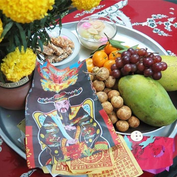 Những nhà không có bàn thờ Táo quân riêng nên chuẩn bị một mâm cỗ cúng để thắp hương ở bàn thờ gia tiên, thần linh và một mâm khác đặt dưới gian bếp.