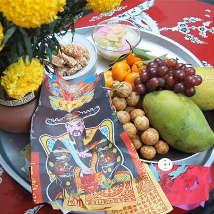 Những nhà không có bàn thờ Táo quân riêng nên chuẩn bị một mâm cỗ cúng để thắp hương ở bàn thờ gia tiên, thần linh và một mâm khác đặt dưới gian bếp.