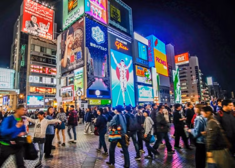 Thành phố Osaka. Osaka nổi tiếng với sự đa dạng và thú vị, từ ngôn ngữ địa phương độc đáo cho tới ẩm thực. Osaka có một trong những viện hải dương học lớn nhất thế giới và nhiều địa điểm nổi tiếng như Công viên giải trí Universal Studios Japan, khu giải trí Dotonbori. (Nguồn: Live Japan).