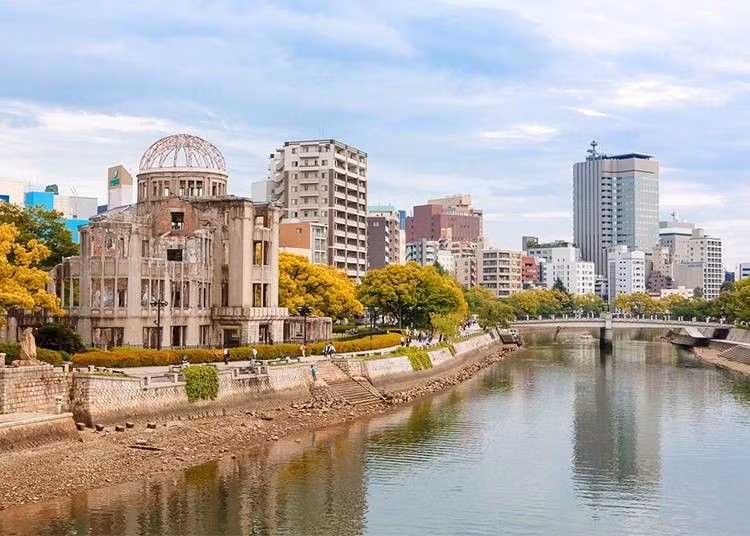 Thành phố Hiroshima. Từng hứng chịu quả bom nguyên tử đầu tiên do Mỹ thả vào năm 1945 và bị tàn phá bởi bão Makurazaki, thành phố Hiroshima sau đó đã được tái thiết lại. Công viên tưởng niệm Hòa bình tại Hiroshima trở thành một biểu tượng của thành phố được tái sinh. (Nguồn: Live Japan).