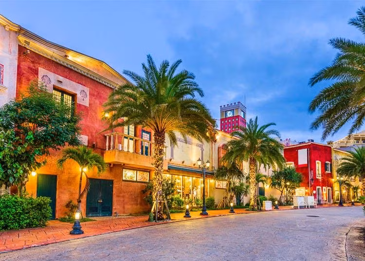 Thành phố Okinawa. Nằm ở phía Nam của Nhật Bản, Okinawa là tập hợp gồm 160 hòn đảo. Nơi đây nổi tiếng với khí hậu cận nhiệt đới với nhiều loài cây và động vật quý hiếm. Các bãi biển tuyệt đẹp khiến Okinawa trở thành điểm đến hàng đầu mà du khách muốn tới thăm khi khám phá Nhật Bản. (Nguồn: Live Japan).