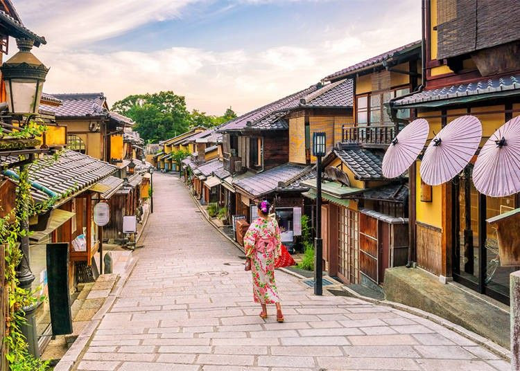 Thành phố Kyoto. Là thủ đô chính thức của Nhật Bản hơn 1.000 trước, Kyoto hiện vẫn là một trong những điểm đến hàng đầu để khám phá văn hóa truyền thống Nhật Bản. Thành phố có khoảng 2.000 ngôi chùa và đền, trong đó có Chùa Vàng Kinkakuji, Chùa Ryoanji và Đền Fushimi Inari Taisha. Ngoài ra, phố Geisa ở quận Gion Một cũng là một trong những địa điểm của Kyoto được nhiều người biết nhiều đến nhất. (Nguồn: Live Japan)