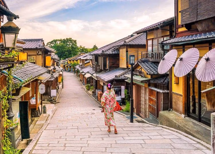 Thành phố Kyoto. Là thủ đô chính thức của Nhật Bản hơn 1.000 trước, Kyoto hiện vẫn là một trong những điểm đến hàng đầu để khám phá văn hóa truyền thống Nhật Bản. Thành phố có khoảng 2.000 ngôi chùa và đền, trong đó có Chùa Vàng Kinkakuji, Chùa Ryoanji và Đền Fushimi Inari Taisha. Ngoài ra, phố Geisa ở quận Gion Một cũng là một trong những địa điểm của Kyoto được nhiều người biết nhiều đến nhất. (Nguồn: Live Japan)
