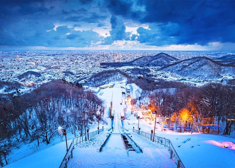 Thành phố Sapporo. Đây là thành phố lớn ở phía Bắc của Nhật Bản. Khí hậu lạnh giúp nơi đây trở thành điểm đến lý tưởng cho những ai thích mùa Đông. Lễ hội Tuyết Sapporo được tổ chức vào mỗi tháng Hai trưng bày rất nhiều các điêu khắc băng và tuyết, thu hút khoảng 2 triệu du khách mỗi năm. (Nguồn: Live Japan).