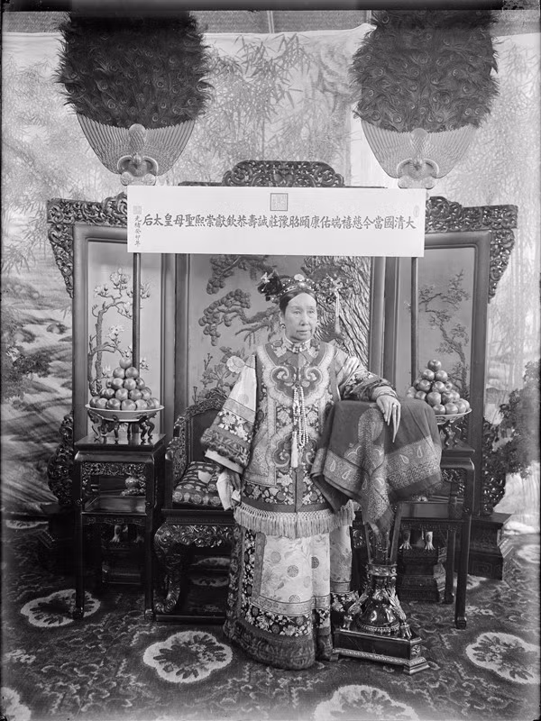 Tổng cộng có đủ 108 tượng Phật được khắc bằng vàng ròng, bằng ngọc hoặc đá ru bi với giá trị lên đến 600 vạn lượng bạc trắng. Ngoài ra, còn 2 cây cải thảo làm bằng phỉ thúy, lá chè xanh bằng ngọc hai bên có hai con ong bắp cày màu vàng và nhiều đồ vật quý hiếm giá trị lên đến hàng nghìn vạn lượng bạc.