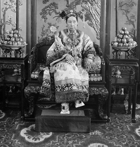 Choáng váng nhất phải kể đến bữa tiệc Tết năm 1874 đã tiêu tốn gần 400 nghìn lượng vàng của ngân khố nhà Thanh. Bữa tiệc phục vụ 400 thực khách với thực đơn gồm 140 món trong, đó có 7 món cực kỳ đặc biệt và sẽ được ăn trong vòng 7 ngày đêm diễn ra yến tiệc với thực đơn mỗi hôm sẽ có một món đặc biệt.