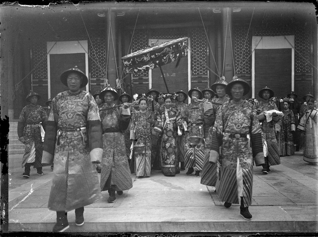 Từ Hi đặc biệt uống trà hoa nhưng đòi hỏi hết sức cầu kỳ. Nước pha trà cần phải lấy nước suối từ núi Ngọc Tuyền. Trà phải được pha vào cốc ngọc, vừa pha trà khô vừa thả hoa tươi. Trà pha xong phải có hai thái giám cung kính dâng thỉnh. Mỗi lần bà ta đi tàu hỏa tế lễ trời, trên tàu luôn phải xếp đủ 50 bếp. Mỗi bếp do một đầu bếp phụ trách và chịu trách nhiệm nấu 2 món. Mỗi một đầu bếp được kèm một phụ bếp chuyên phụ củi lửa, chỉ cần thái hậu nói đang đói thì lập tức 50 phụ bếp sẽ quạt lửa cật lực.