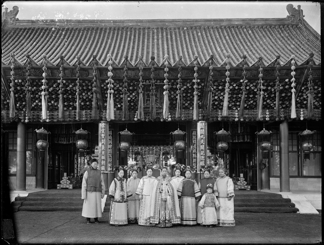 Chế độ của lão phật gia được hưởng tương đương hoàng đế, thậm chí hơn. Ngự thiện phòng dưới thời của Từ Hi tập trung những đầu bếp giỏi nhất cả nước. Hai bữa chính mỗi bữa sẽ phải đủ 100 đĩa với 100 món khác nhau. Ngoài ra, còn có hai lần ăn nhẹ, mỗi lần ít nhất cũng phải 20 -50 món. Món ăn Từ Hi thái hậu thích nhất là vịt hầm. Để nấu được món này phải hầm cách thủy trong vòng ba ngày, dù bà ta chỉ ăn 2, 3 thìa.