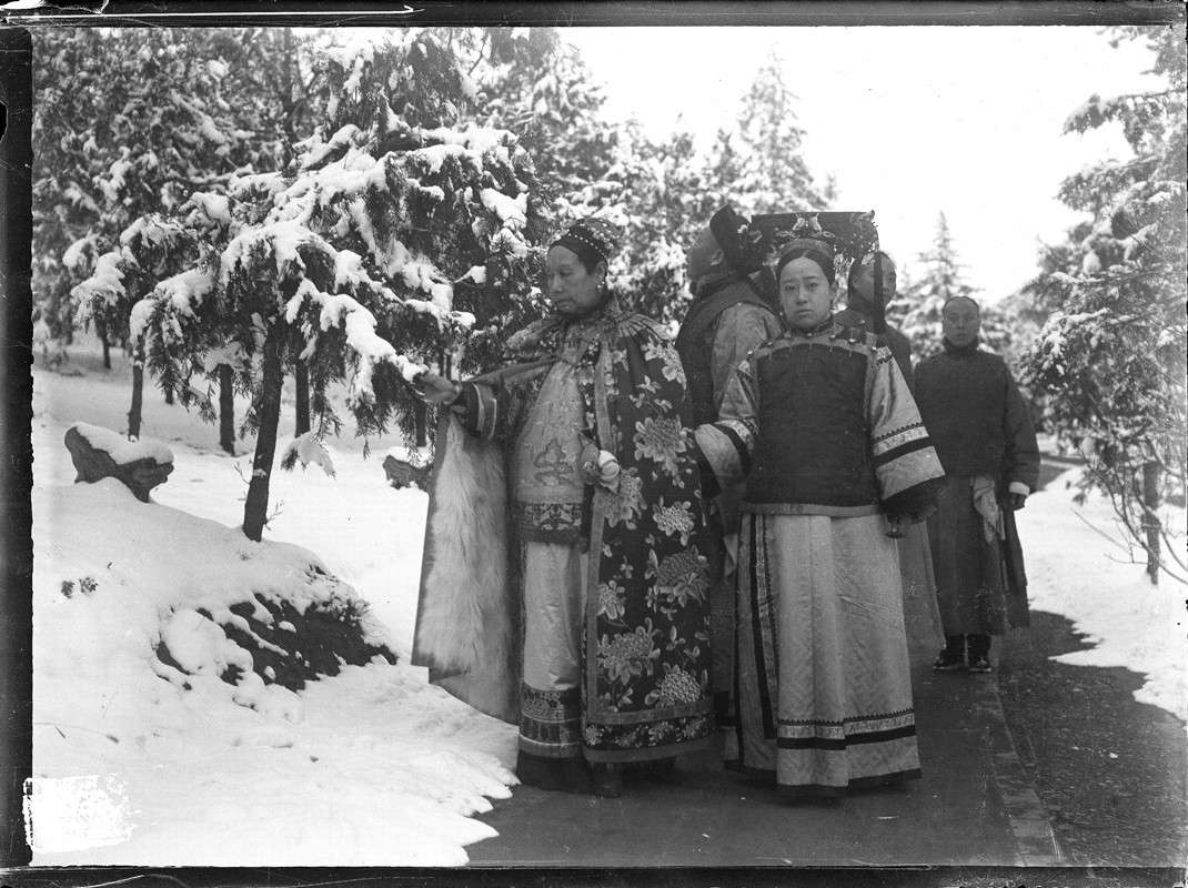 Khi nhập liệm, Từ Hi đầu đội mũ được kết bằng trân châu đá quý, trên mũ gắn một viên trân châu to bằng quả trứng gà, tính theo giá đương thời cũng đến hơn 10 triệu lượng bạc trắng.