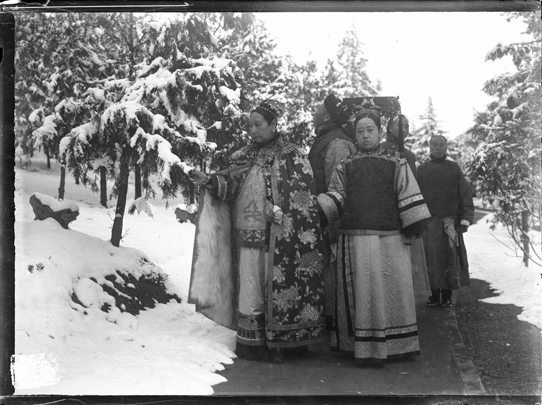 Khi nhập liệm, Từ Hi đầu đội mũ được kết bằng trân châu đá quý, trên mũ gắn một viên trân châu to bằng quả trứng gà, tính theo giá đương thời cũng đến hơn 10 triệu lượng bạc trắng.