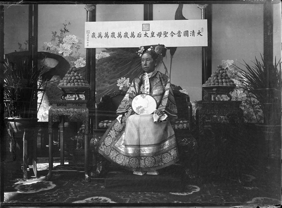 Trang phục của bà ta cũng nhiều vô kể. Mỗi lần đi tàu hỏa để đến nơi tế trời, sẽ dành cả một toa tàu để trang phục. Quần áo khoảng hơn 2000 bộ, giầy dép cũng nhiều vô kể. Thời gian lão phật gia tự đi đặt chân đi bộ là quá ít. Cho nên có những đôi giày tính ra tổng cộng chỉ đi tầm 5, 6 ngày. Bà ta là có thói quen thay trang phục bất cứ lúc nào theo hứng. Trên thực tế trang phục quá nhiều nên một ngày thay có 2, 3 lần thì có rất nhiều bộ mãi cũng chưa từng được mặc đến.