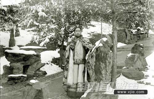 Ngày 7/11/1894 là sinh nhật tròn 60 tuổi của Từ Hi. Để chuẩn bị cho tiệc sinh nhật của mình, bà ta vung tay đã chi một vạn lạng vàng ròng, 38 vạn lượng bạc trắng để sắm sửa đồ trang sức, tiêu 23 vạn lượng vàng ròng vào trang phục, 240 vạn lạng bạc trắng để trang trí lại các cảnh điểm đường từ Di Hòa Viên đến Tử Cấm Thành....Tổng cộng riêng một ngày sinh nhật thái hậu đã tiêu hết 1.000 vạn lạng bạc trắng.