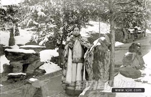 Ngày 7/11/1894 là sinh nhật tròn 60 tuổi của Từ Hi. Để chuẩn bị cho tiệc sinh nhật của mình, bà ta vung tay đã chi một vạn lạng vàng ròng, 38 vạn lượng bạc trắng để sắm sửa đồ trang sức, tiêu 23 vạn lượng vàng ròng vào trang phục, 240 vạn lạng bạc trắng để trang trí lại các cảnh điểm đường từ Di Hòa Viên đến Tử Cấm Thành....Tổng cộng riêng một ngày sinh nhật thái hậu đã tiêu hết 1.000 vạn lạng bạc trắng.