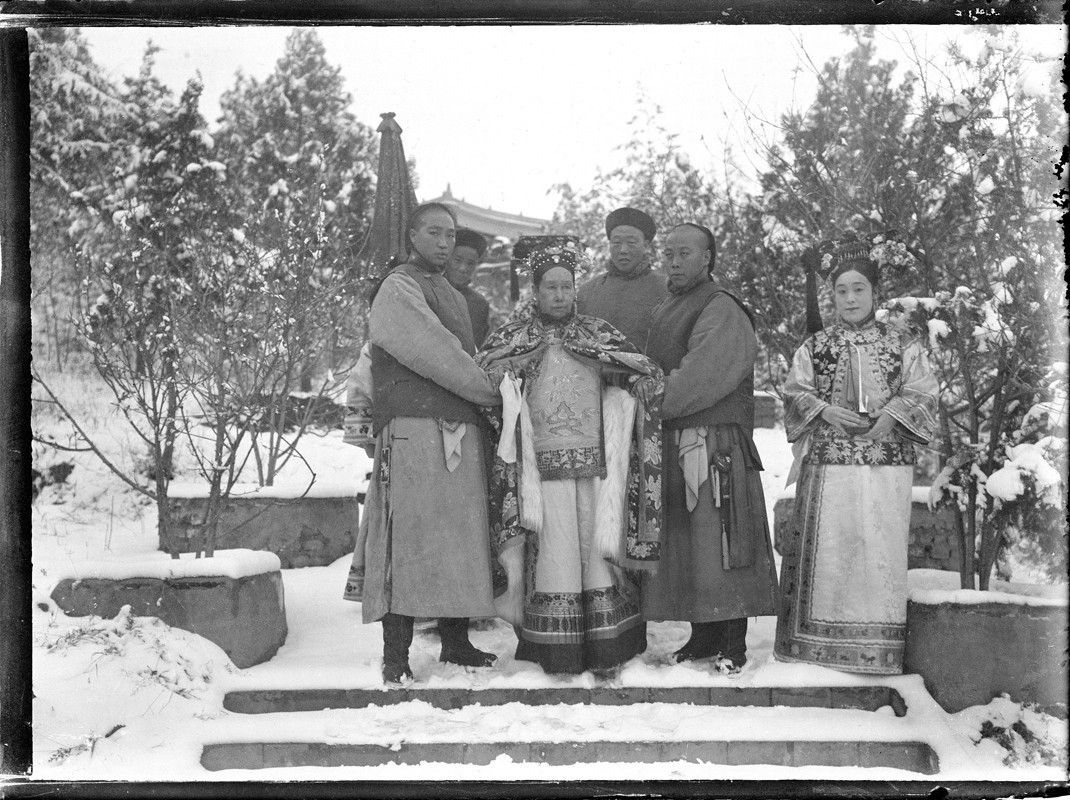 Tay cầm cành hoa sen bằng ngọc. Phía trước mặt có 18 bức tượng Phật. Trên đỉnh đầu là lá sen bằng phỉ thúy tương đương với khoảng 285 vạn lượng bạc trắng. Hai bên đầu có 10 bức tượng phật bằng vàng ròng và phỉ thúy. Hai bên tay mỗi bên đều có 8 con ngựa và 18 vị La Hán bằng ngọc.