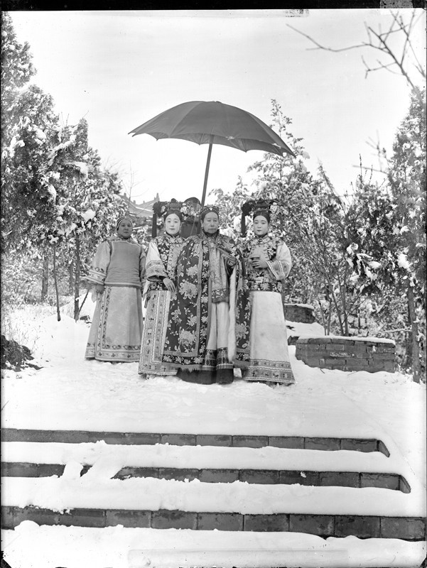 Theo ghi chép, trung bình một ngày của Từ Hi Thái hậu tiêu hết khoảng 4 vạn lạng bạc trắng. Đương thời, những chiến hãm tiên tiến nhất của Anh và Đức cũng có giá khoảng 25 vạn lạng bạc trắng. Có thể nói chỉ trong nửa tháng bà ta đã tiêu mất nửa chiếc tuần dương hạm. Hai tháng có thể mua được một mẫu hạm cao cấp và chi phí của bà ta một năm có thể mua được cả một đội tàu hải quân hiện đại.