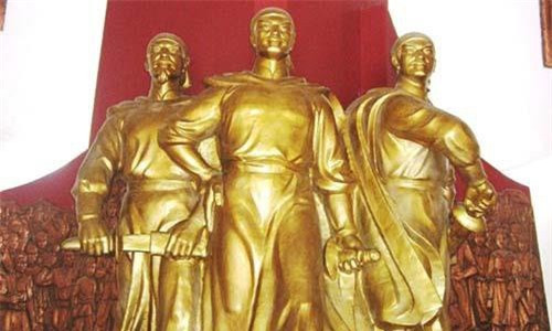 Thái Đức Hoàng đế Nguyễn Nhạc là anh trai của Quang Trung - Nguyễn Huệ và Đông Định vương Nguyễn Lữ. Tổ tiên ông vốn người Nghệ An, sau này mới chuyển vào vùng đất Bình Định sinh sống. 