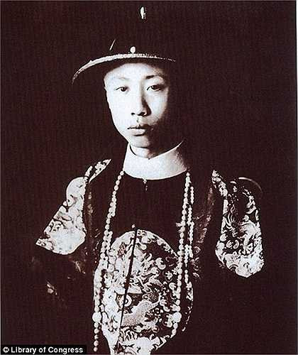 Vua Phổ Nghi - vị vua cuối cùng của triều đại phong kiến Trung Quốc lên ngôi khi mới 2 tuổi (năm 1908) trước khi bị buộc thoái vị vào năm 1912 khi cách mạng Tân Hợi bùng nổ.