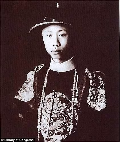 Vua Phổ Nghi - vị vua cuối cùng của triều đại phong kiến Trung Quốc lên ngôi khi mới 2 tuổi (năm 1908) trước khi bị buộc thoái vị vào năm 1912 khi cách mạng Tân Hợi bùng nổ.