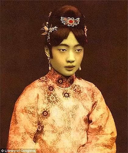 Uyển Dung - người vợ chính thức đầu tiên của Vua Phổ Nghi được phong hoàng hậu.