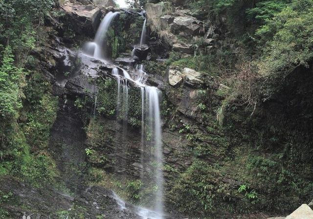 Thac nuoc ky di, cu mua la hien hinh co dau