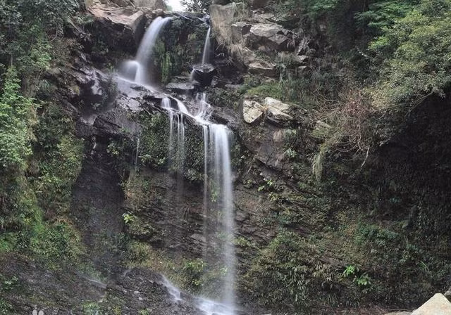 Thac nuoc ky di, cu mua la hien hinh co dau