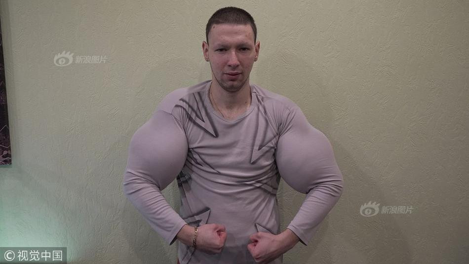 "Tôi đã đến phòng tập thể dục và luyện tập trong vòng 2 năm. Tôi ăn sáu lần một ngày và tập rất đều đặn. Mặc dù kiên trì và vất vả như thế nhưng kết quả rất chậm, không như ý. Tôi muốn quá trình trở nên mạnh mẽ phải nhanh hơn, tôi muốn những cơ bắp thật lớn", Kirill cho biết.