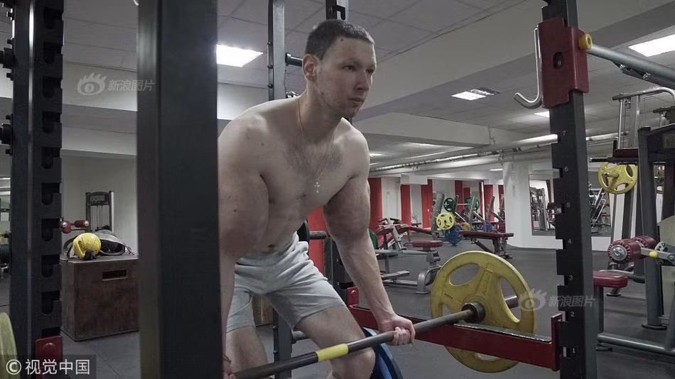 Theo chàng trai trẻ, lần tiêm đầu tiên cực kỳ đau đớn và anh gần như đã không thể làm gì được.