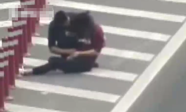 Co gai mo cua xe, nhay duong cao toc vi ly do chang ngo-Hinh-3