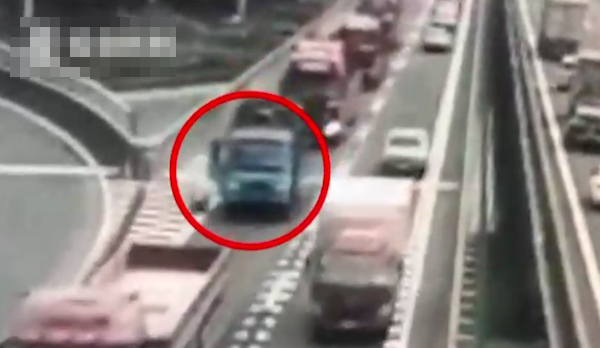 Co gai mo cua xe, nhay duong cao toc vi ly do chang ngo-Hinh-2