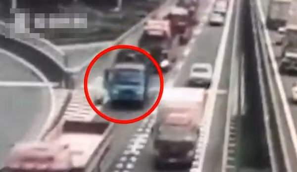 Co gai mo cua xe, nhay duong cao toc vi ly do chang ngo-Hinh-2