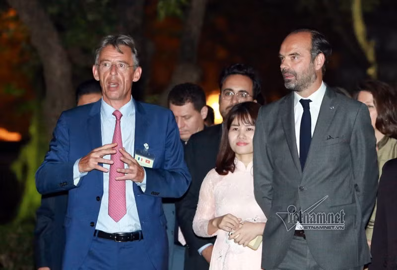 Cùng đi với Thủ tướng Pháp có Chủ tịch UBND Hà Nội Nguyễn Đức Chung. Ngay trước đó, hai bên đã có buổi hội kiến.