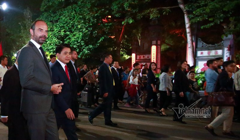 Thủ tướng Pháp thích thú khi đi qua toà nhà Sở Văn hoá Thể thao Hà Nội, toà nhà có kiến trúc Pháp