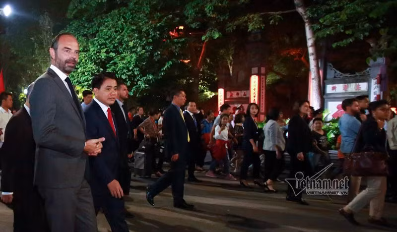 Thủ tướng Pháp thích thú khi đi qua toà nhà Sở Văn hoá Thể thao Hà Nội, toà nhà có kiến trúc Pháp