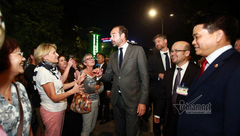 Thủ tướng Pháp trò chuyện với người dân đang dạo phố đi bộ và du khách Pháp