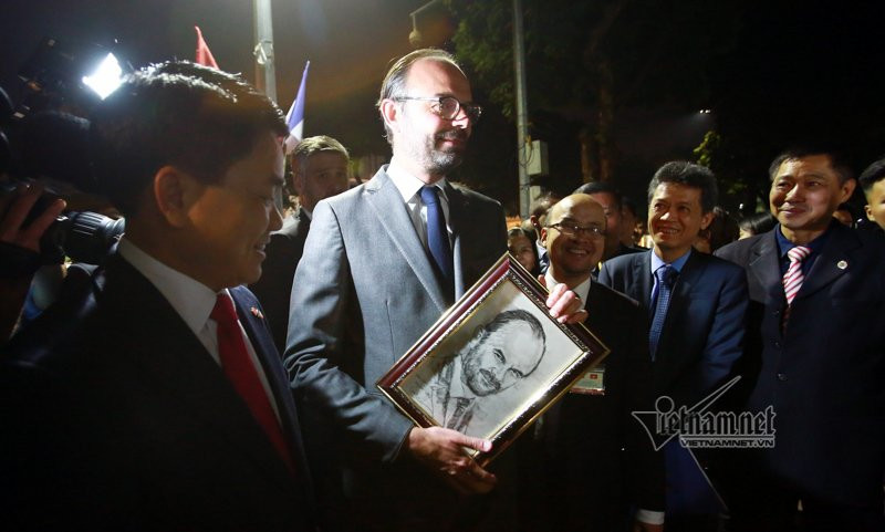 Thủ tướng Pháp được tặng tranh ký hoạ chân dung