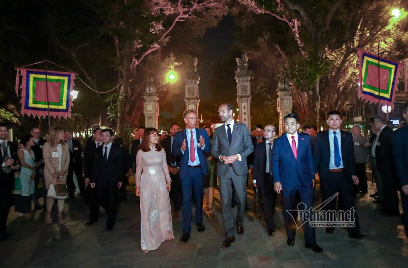 Sau khi đi dạo ở Hồ Gươm, Thủ tướng Pháp tham quan Văn Miếu, thưởng thức âm nhạc dân tộc tại đây.