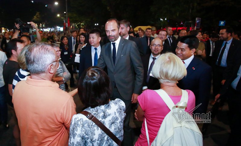 Dọc đường từ UBND TP Hà Nội qua phố Đinh Tiên Hoàng sầm uất, thỉnh thoảng ông lại dừng chân nói chuyện với người dân và du khách.