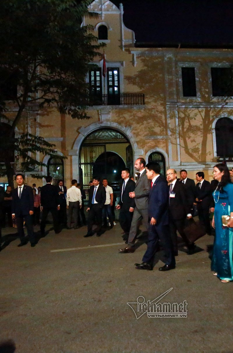 Ông Edouard Philippe thích thú khi chứng kiến các hoạt động ngoài trời của người dân trên phố đi bộ hồ Gươm.