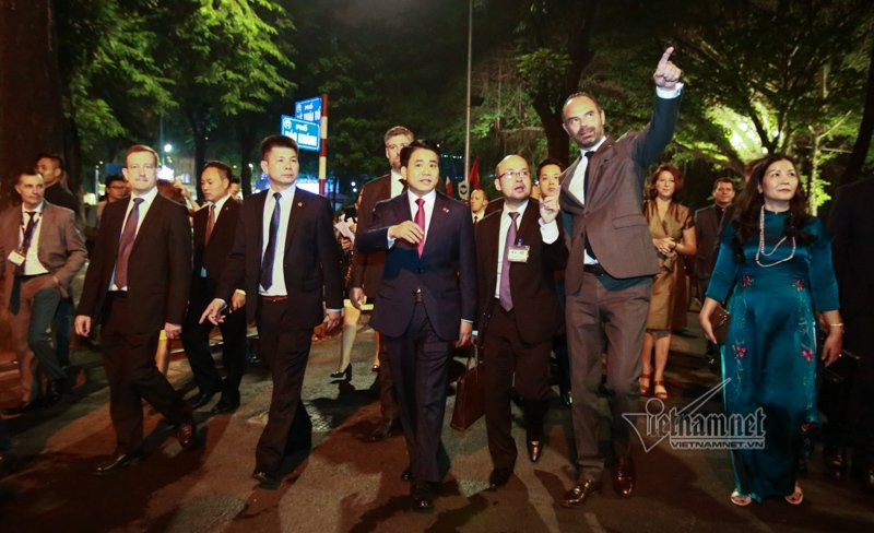 Thủ tướng Edouard Philippe rẽ vào con phố nhỏ Bảo Khánh trước khi lên xe về Văn Miếu - Quốc Tử Giám