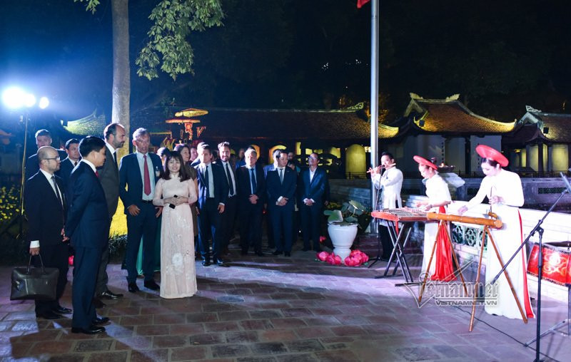 Trong buổi hội kiến với Chủ tịch UBND Hà Nội Nguyễn Đức Chung, Thủ tướng Pháp chia sẻ: “Hà Nội là thành phố đẹp, năng động và đầy tiềm năng, là nơi xứng đáng để đầu tư, hợp tác. Nếu sự hợp tác giữa hai bên có những dự án mang đầy hoài bão, tôi sẽ nỗ lực hết mình biến nó thành hiện thực”. Thủ tướng Pháp thưởng thức nhạc dân tộc ở Văn Miếu - Quốc Tử Giám
